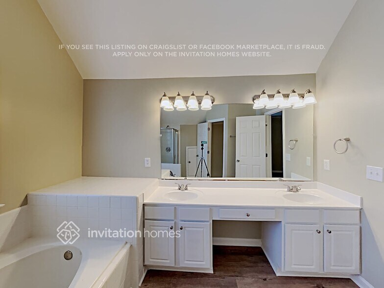 Building Photo - 2696 Summerbrooke Dr