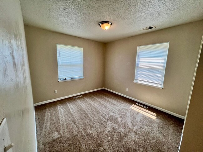 Building Photo - 2630 S 49th St