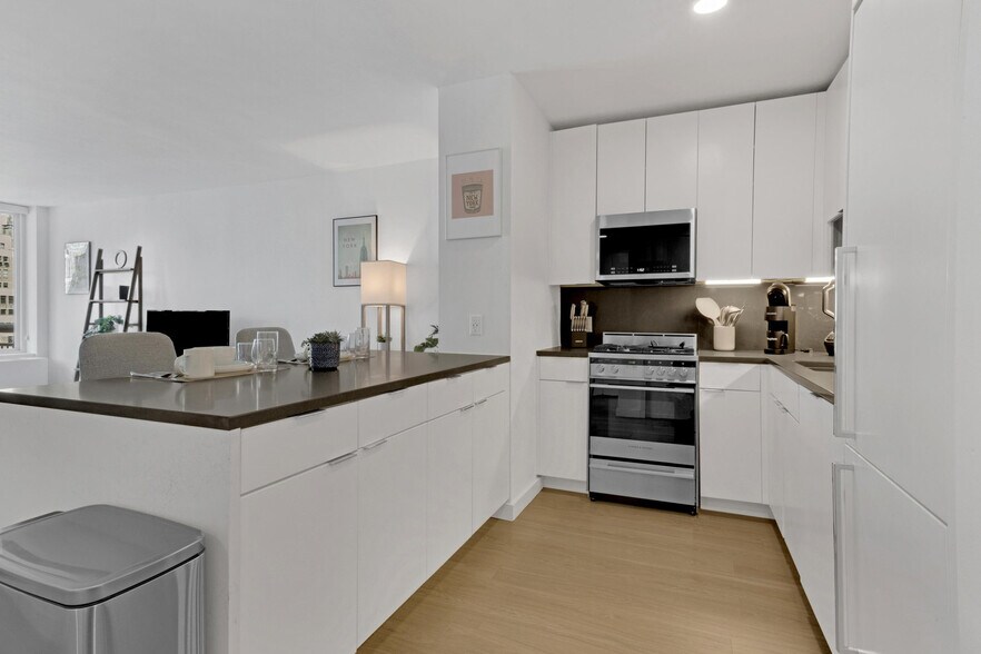 Building Photo - 64B W 37th St