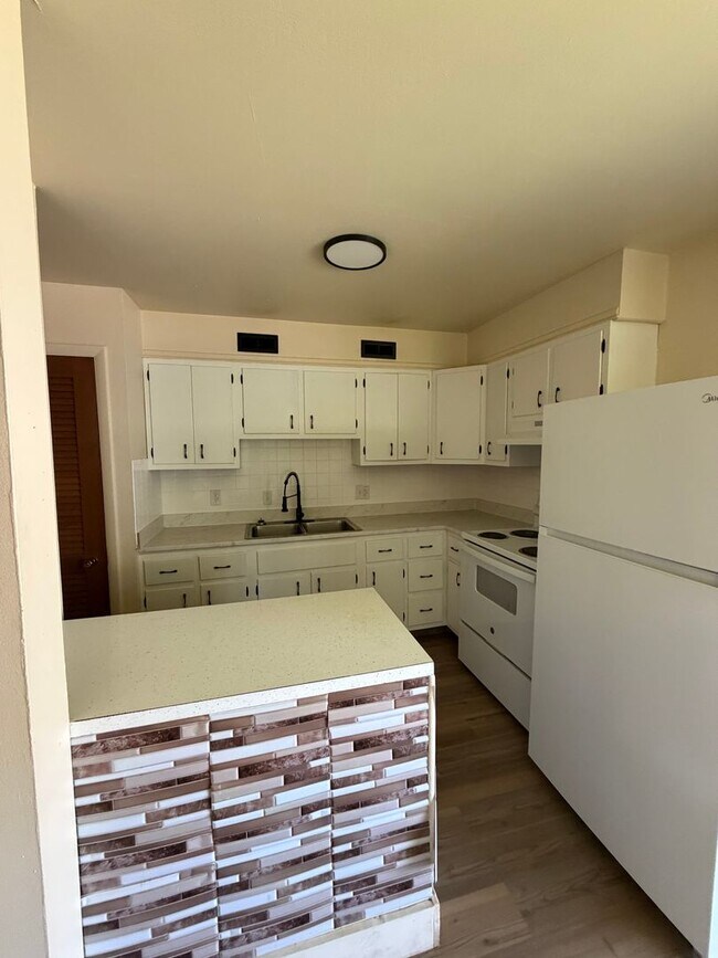 Building Photo - 2014 W Woodriver Dr