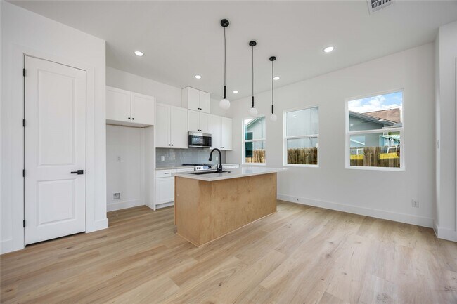 Building Photo - 4804 Carmen St