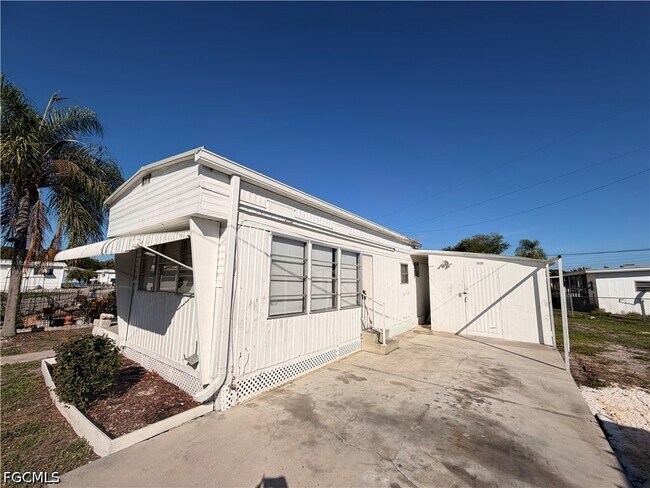 Building Photo - 121 Coachlight Ln