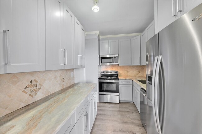 Building Photo - 5005 Collins Ave