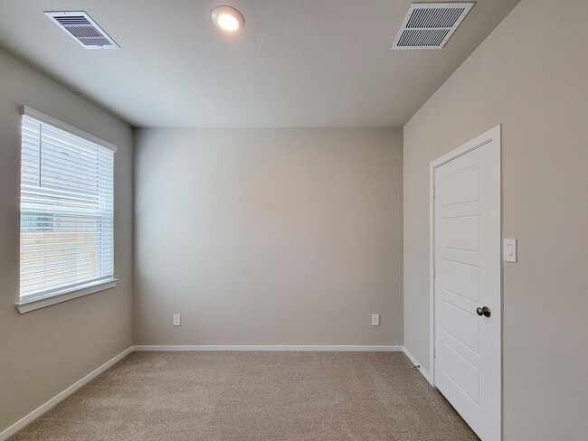 Building Photo - Single-story layout features a bright, open concept living area, dining space, and kitchen. Pebbl...