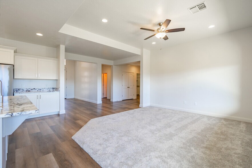 Building Photo - 3158 E Fuchsia Dr