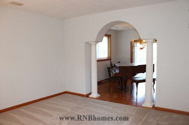 Building Photo - 677 Hoppe Ln