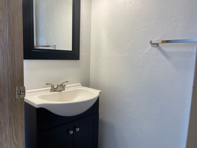 Building Photo - 2 bedroom condo w/washer & dryer