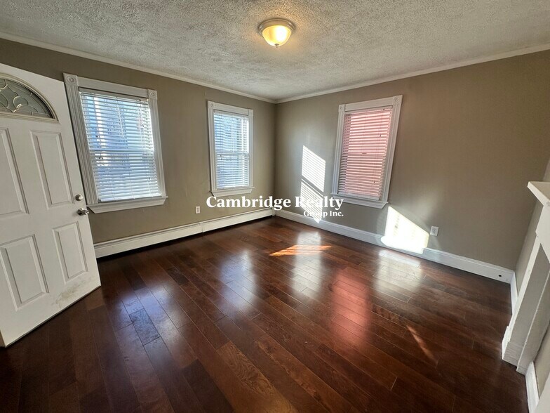 Building Photo - 20 Linden St