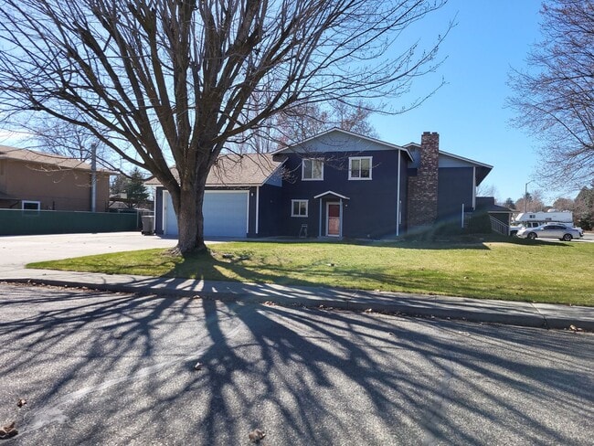 Building Photo - 1872 Alder Ave