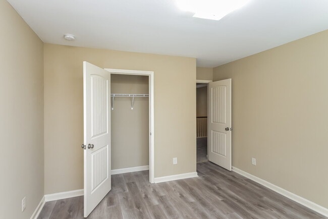 Building Photo - 66 Crescent Woode Way