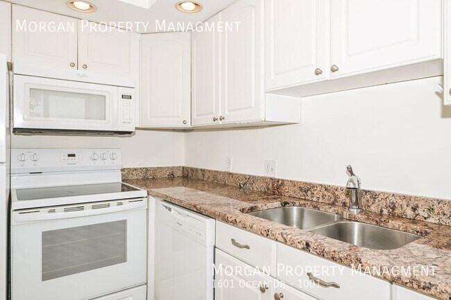 Building Photo - 1601 Ocean Dr S