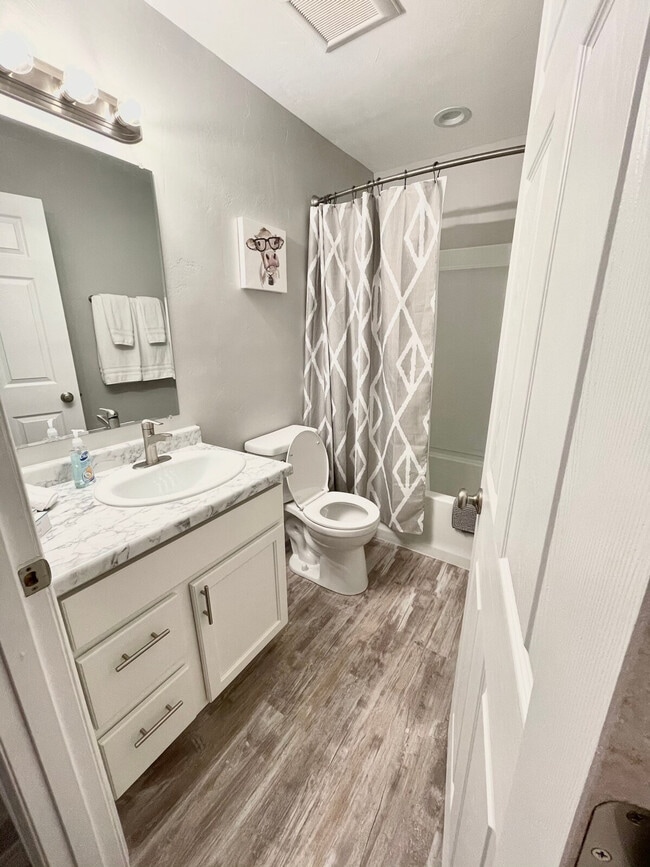 Building Photo - 915 W Whittier Dr