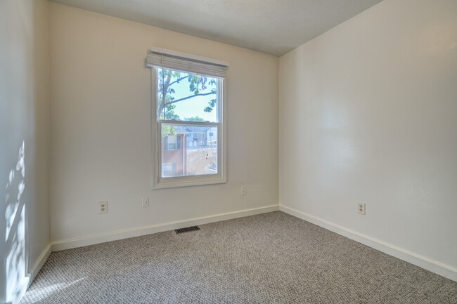 Building Photo - 135 Clover Valley Cir