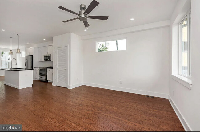 Building Photo - 1905 E Hagert St