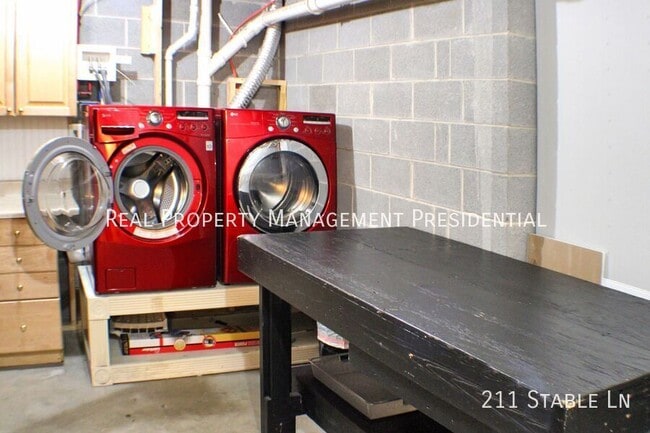 Building Photo - 211 Stable Ln