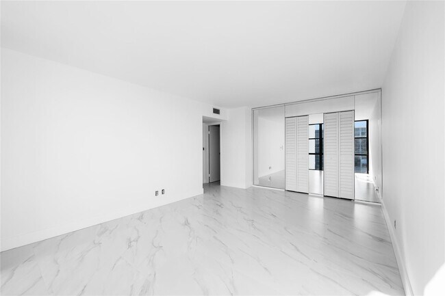 Building Photo - 800 Parkview Dr