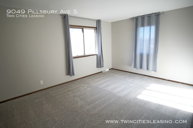 Building Photo - 3 Bedrooms Top Level w/ Full Bath - 2 Car ...