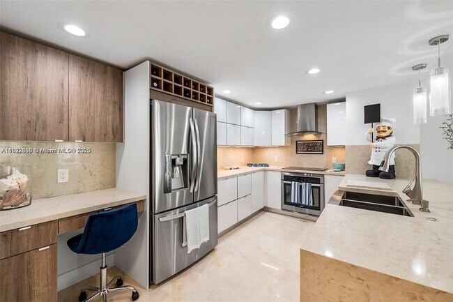 Building Photo - 1149 Hillsboro Mile