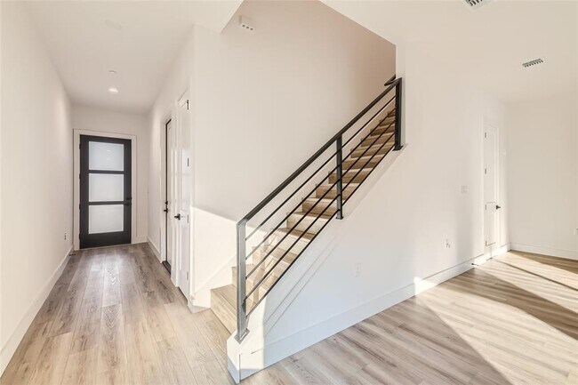 Building Photo - 590 Old Ml Rd