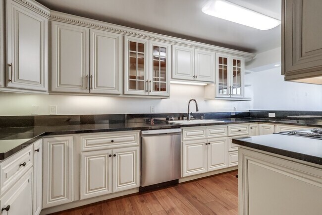 Building Photo - 435 N Oakhurst Dr