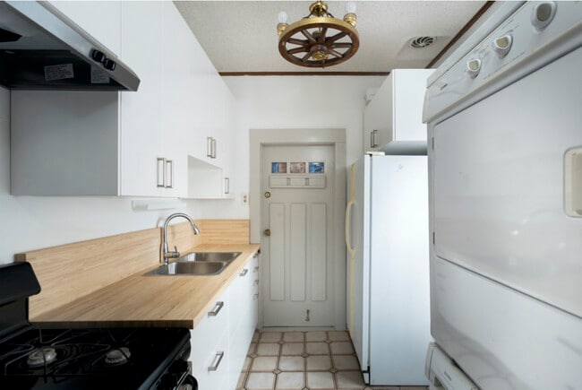 Kitchen - 804 Venice Blvd
