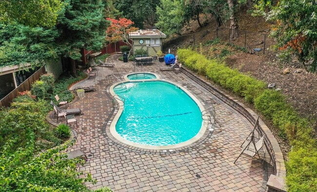 Building Photo - Spacious 1 bedroom 1 bathroom top floor unit in a highly desirable west side location!