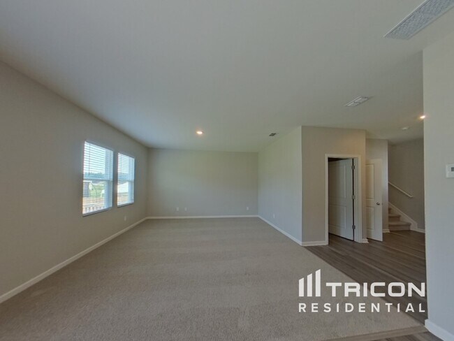 Building Photo - 100 Hyde Pk