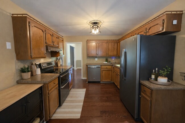 Building Photo - MOVE-IN SPECIAL!! $250 OFF First Month