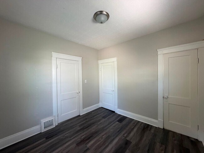 Building Photo - 10012 Manor Ave