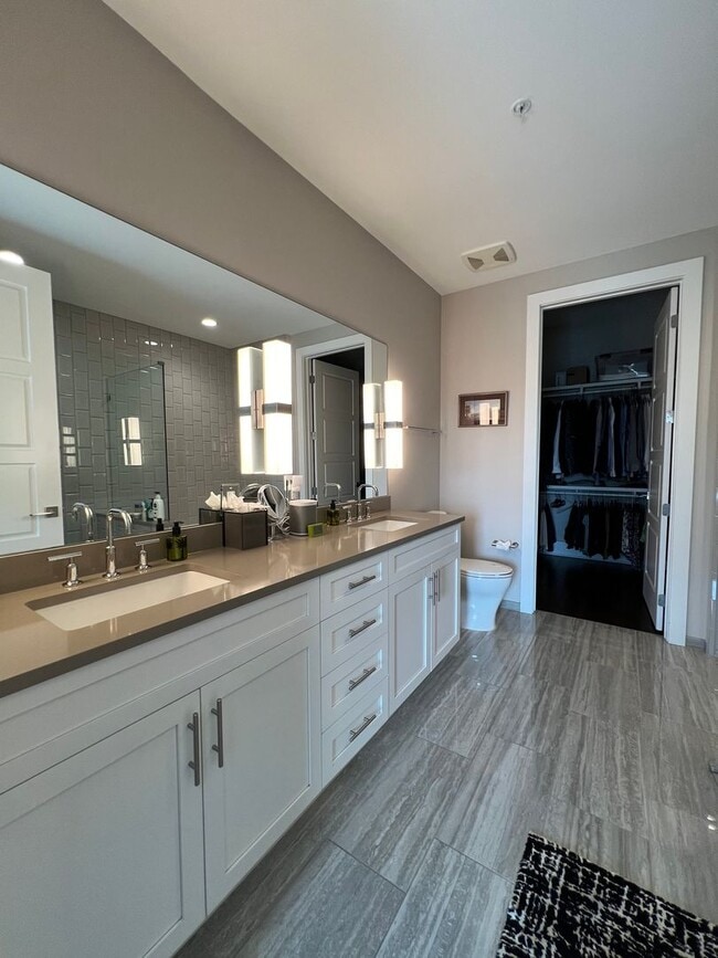 Building Photo - Spacious 2 bedroom 3 bath condo with office in City Lights!