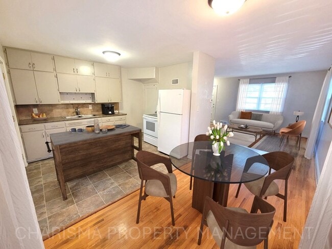 Building Photo - SPACIOUS TWO BEDROOM ONE BATH DUPLEX!! GRE...