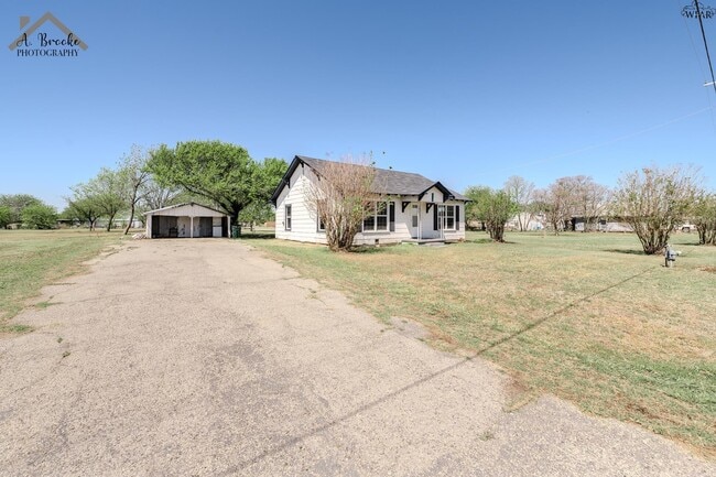 Building Photo - 415 N Oak St