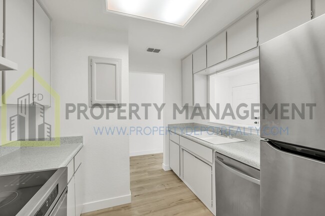 Building Photo - Desirable Pocket-Greenhaven Half-Plex for ...