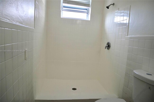 Building Photo - 501 SW 6th Ct