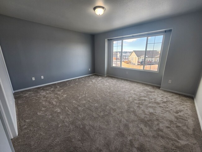 Building Photo - Captivating 6 Bed, 4 Bath Home Near Black ...