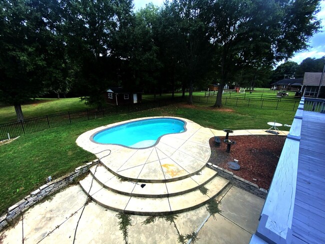 Building Photo - Spacious 1 acre house with pool