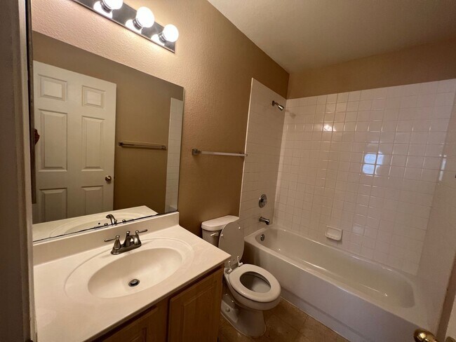 Building Photo - Spacious 2bed/ 2.5 bath Townhouse in Gated...