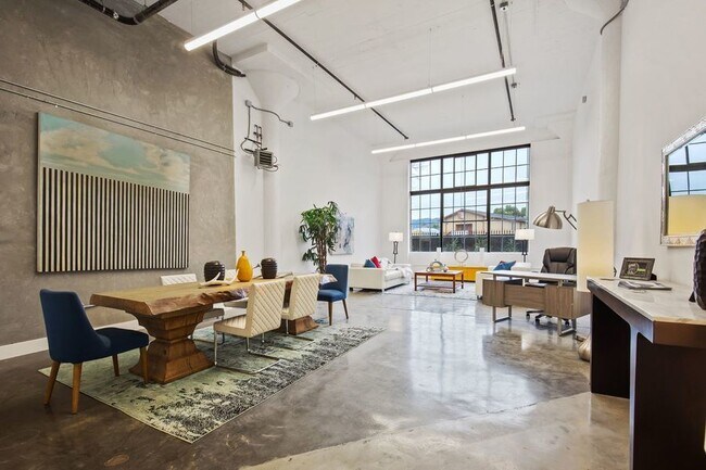 Building Photo - Two level loft with great light and ample ...