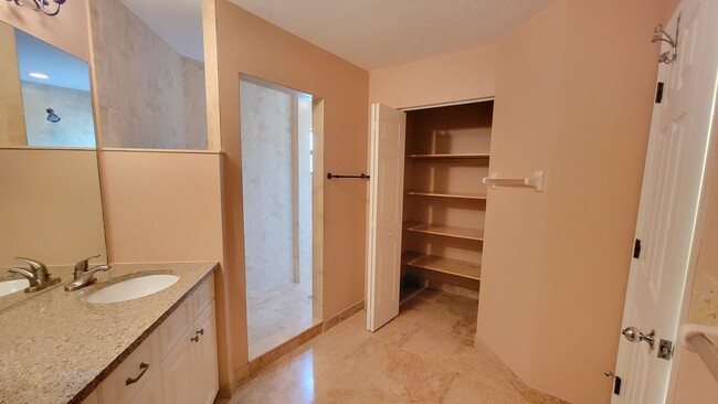 Building Photo - Desirable 2 bed/ 2 bath/1 car Condo in The...