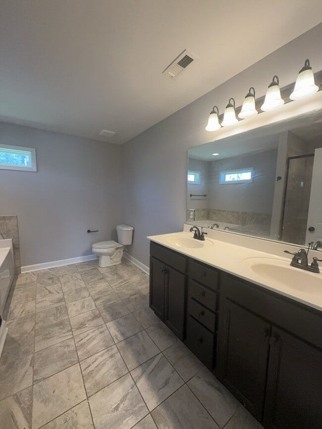 Building Photo - 1115 Westmoreland Dr