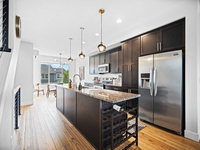 Building Photo - Beautiful Townhouse In Spokanes Kendall ya...