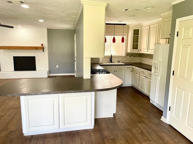 Building Photo - 3/2 Available for Rent in Madison!