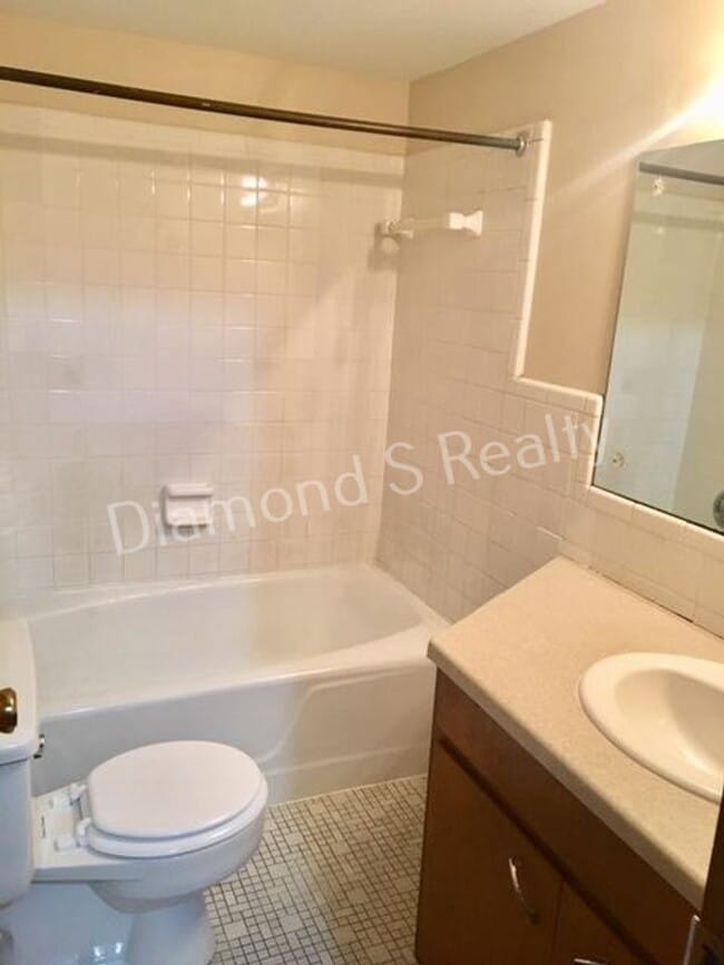 Building Photo - LOCATION! LOCATION! LOCATION!  South Springfield Duplex Available!