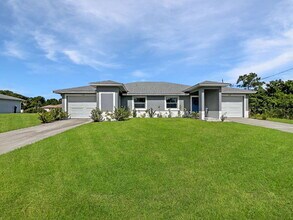 Building Photo - Haunt Your Dream Home: 3BR Duplex With Chi...