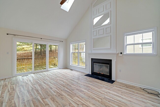 Building Photo - 212 Hawthorne Village Ct