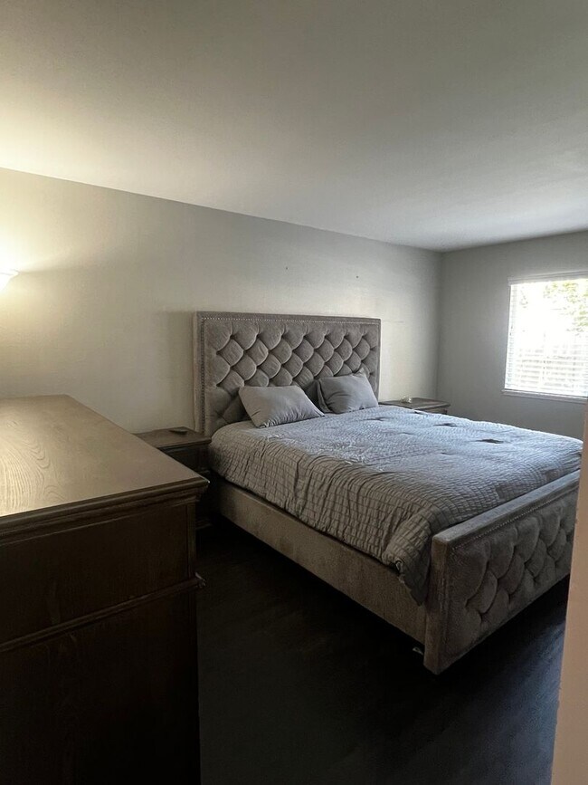 Building Photo - Modern 3 Bed / 2 Bath End Unit Home for Re...