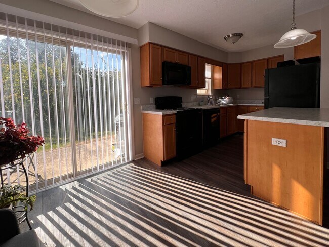 Building Photo - 2B1b Apartment Sublease Available at Cheswick Village