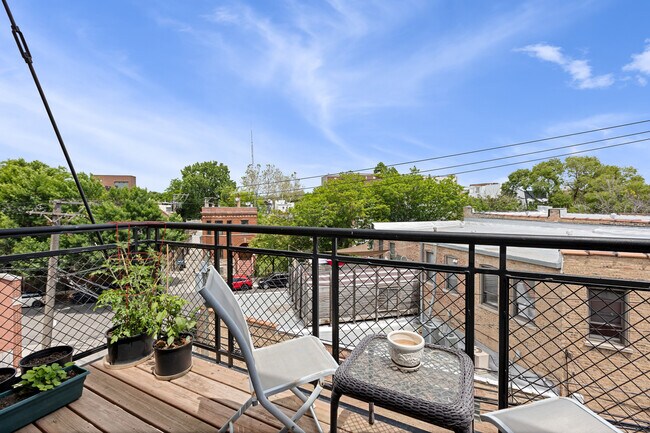 Building Photo - 2089 W Wabansia Ave