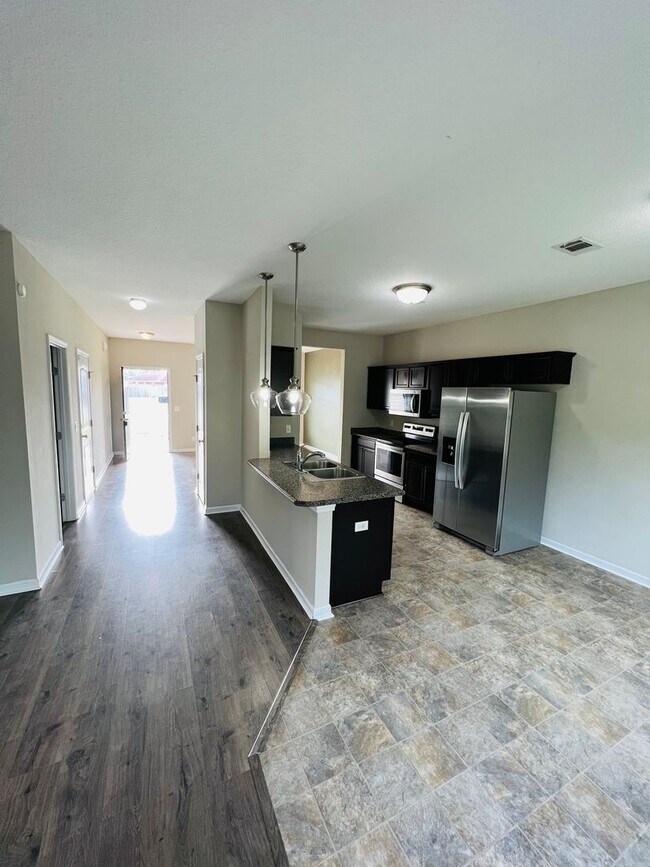 Building Photo - Pet Friendly 2 Story 4 bed 2 1/2 Bath home.