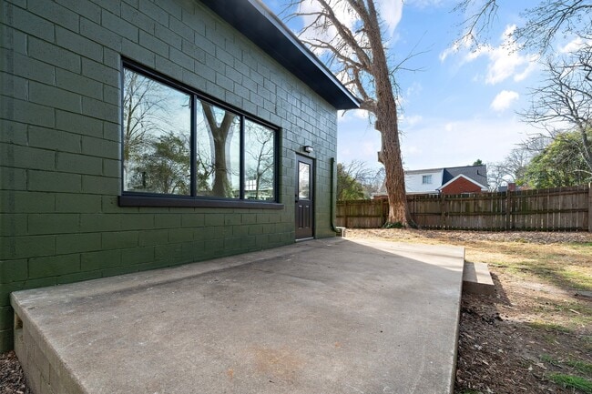 Building Photo - 210 Lincoln Ct